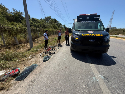 Ciclista se impacta contra van de transporte foráneo en la carretera federal 307