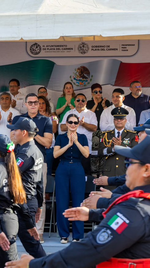 Estefanía Mercado encabeza en Playa del Carmen el desfile por el 216 aniversario de la Independencia de México