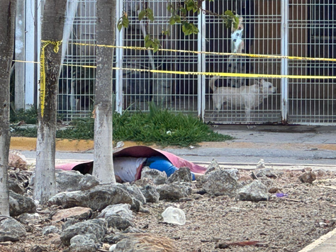 Ejecutan a policía municipal frente a primaria en Cancún; detienen a “La Güera Sicaria” como presunta responsable
