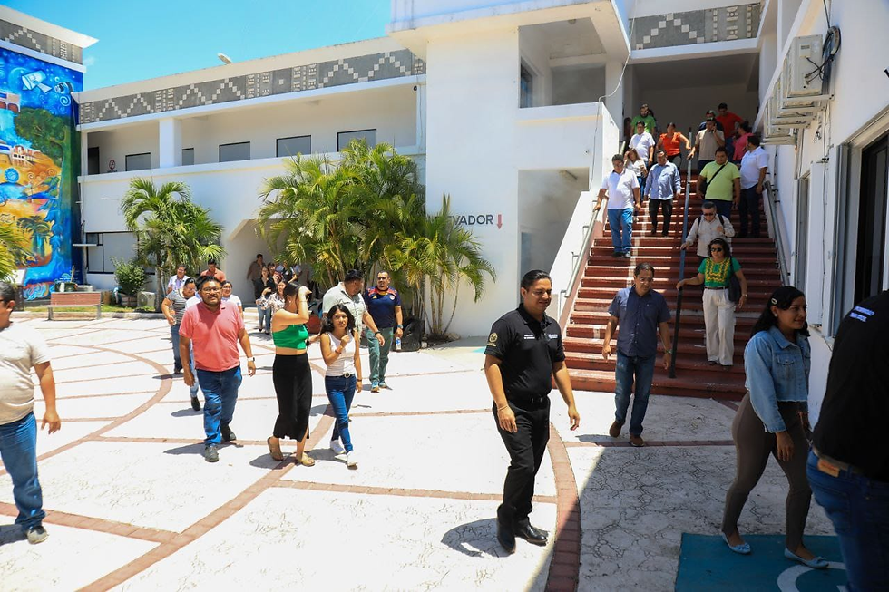 La evacuación del edificio se llevó a cabo exitosamente, siguiendo el protocolo sugerido por los eficientes elementos de Protección Civil del municipio