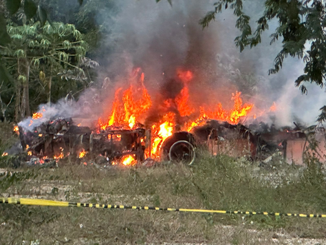 Incendio consume caja de camión abandonado en la colonia Ejido