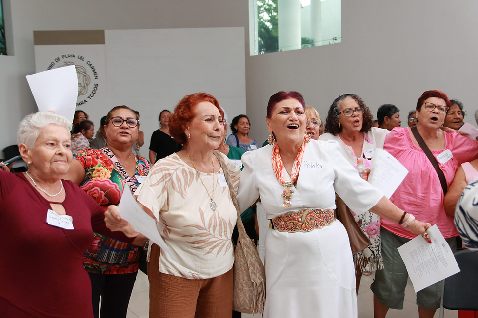 Entre fraternas canciones, con alegría y esperanza, concluyó el exitoso foro "Voces con Experiencia" impulsado por la Décima Cuarta Regidora, Josefina Muza, cariñosamente conocida como la “Polaka”.