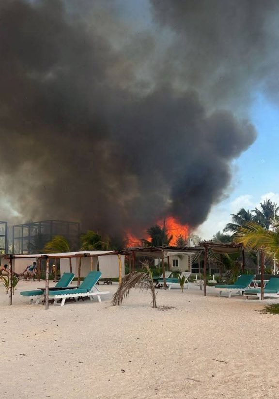 Holbox en llamas....Bomberos, policías y voluntarios locales trabajaron arduamente para contener el fuego.