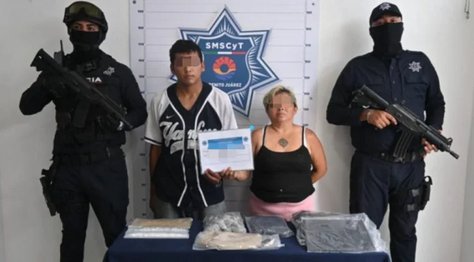 Detienen a pareja con droga, cartuchos y chaleco balístico en la SM 259 de Playa del Carmen