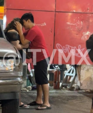 Imágenes de madre e hijo mientras intentaba tranquilizar a su madre después de ser golpeada por su padre.