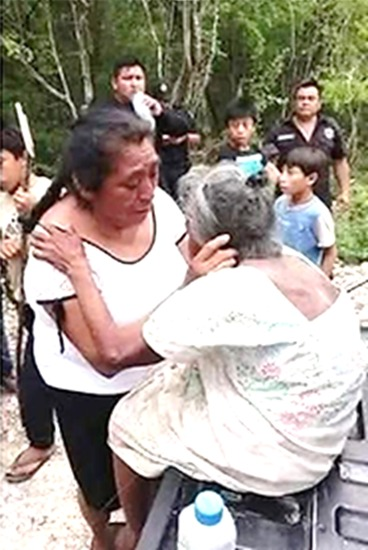 Doña Teodora es abrazada por sus familiares, quienes vivieron momentos de gran angustia por su desaparición.