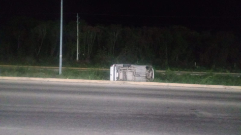 ¡Escándalo en Puerto Morelos! Camión de CEMEX provoca volcadura y se da a la fuga