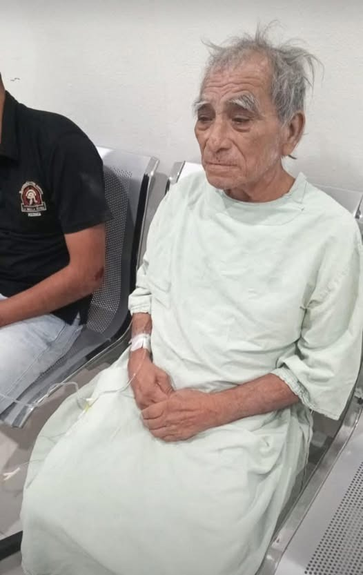 Callado, sentado en la silla del hospital recibiendo el tratamiento... en su rostro reflejado el profundo dolor de ser olvidado por aquellos a quienes se dio todo.