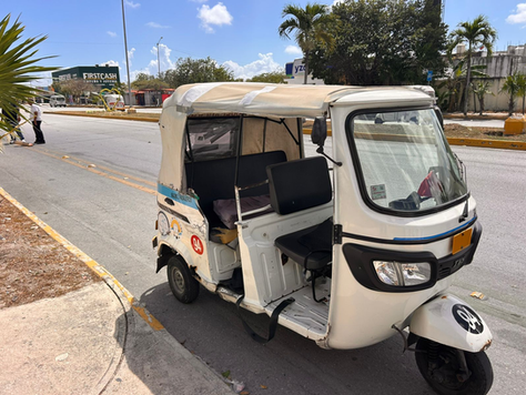 Leve choque entre mototaxi y combi en la esquina de CTM con Libramiento deja solo daños materiales