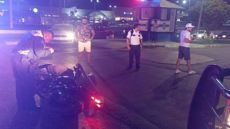 Vehículo impacta a motociclista frente a Centro Maya; conductor es detenido