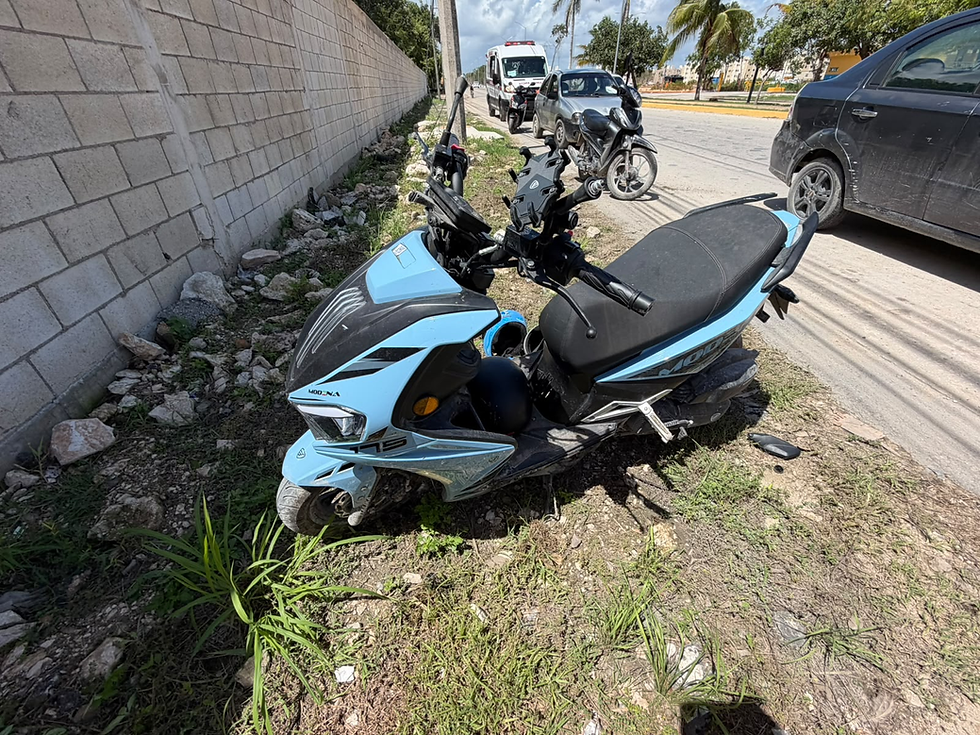 Madre y sus dos hijos caen de motocicleta en la Juárez; los cascos les salvaron la vida