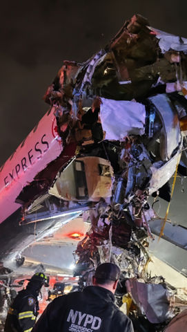 Tragedia en LaGuardia: Dos pilotos mueren tras colisión de avión de Air Canada con camión de bomberos en pista