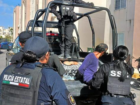 Golpe a la delincuencia en Cancún: cinco detenidos por extorsión, robo de motos y narcomenudeo