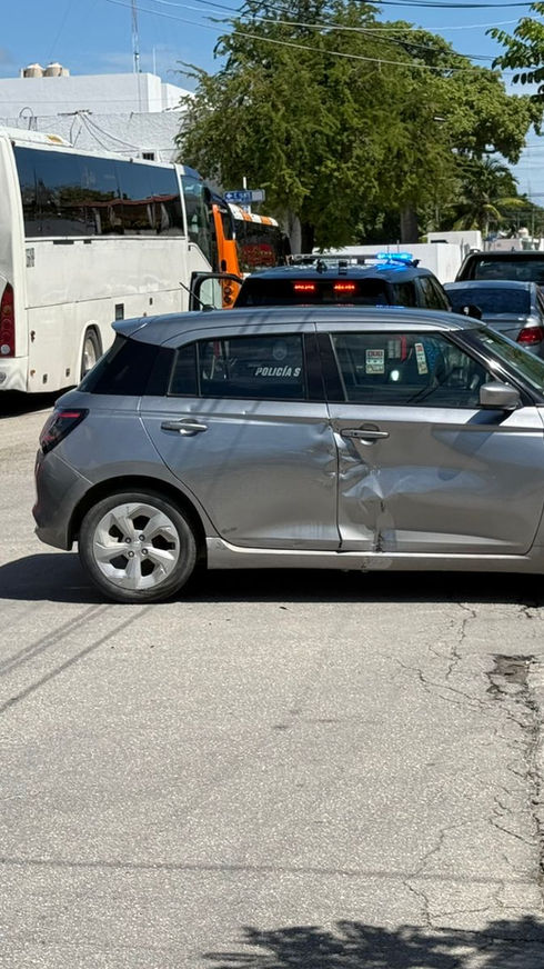 Conductora se pasa el alto y provoca choque en Playa del Carmen