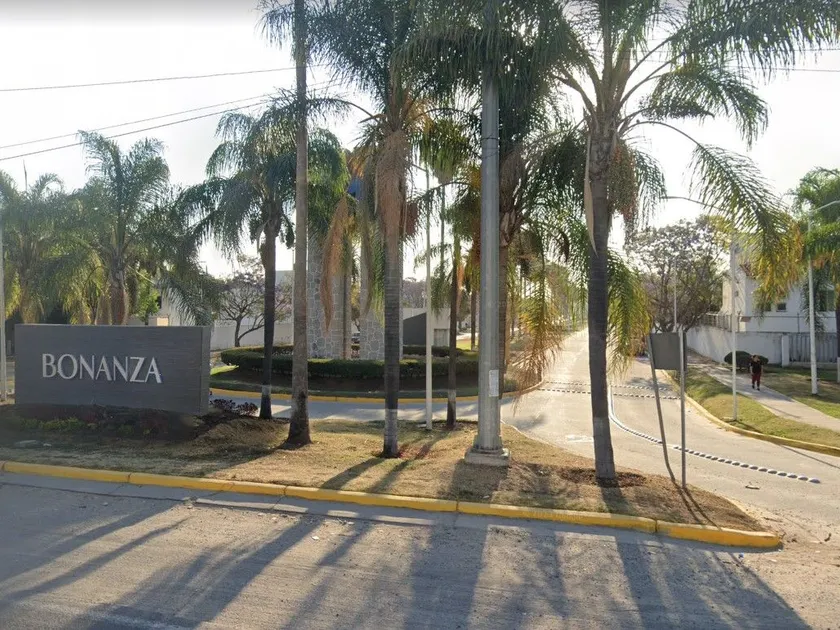Las propiedades cateadas, ubicadas en Residencial Bonanza, colonia San Agustín (Tlajomulco de Zúñiga) y en la Avenida de las Torres, colonia La Florida ( (Zapopan), quedaron bajo resguardo oficial.