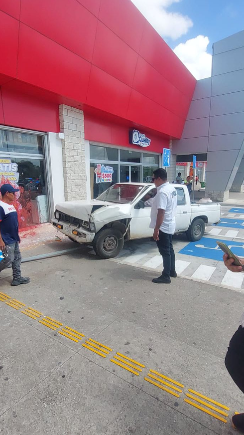 De reversa al desastre: conductor provoca choque y daños múltiples en Multiplaza El Edén