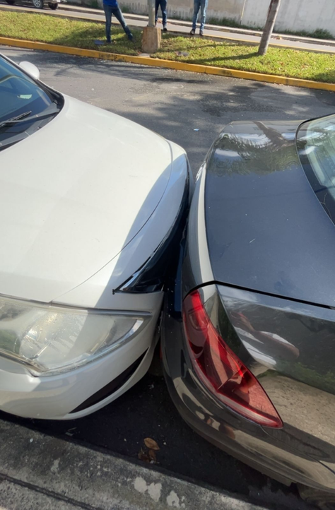 Se queda dormido al volante y provoca choque múltiple en Playa del Carmen; hay cuantiosos daños