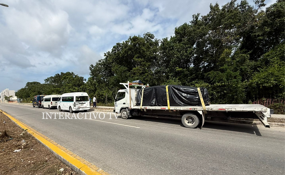 Dos lesionados tras fuerte accidente entre camión de carga y combi en Playa del Carmen