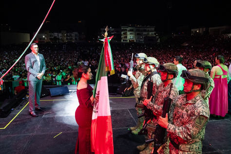 Estefanía Mercado encabeza histórico Grito de Independencia ante más de 50 mil personas en el estadio Mario Villanueva