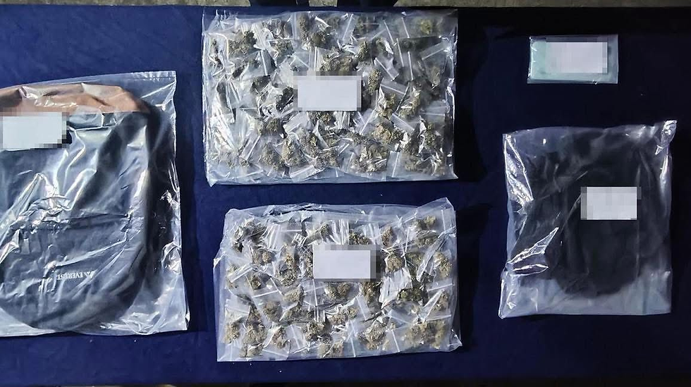 A los detenidos se les aseguró: Una mochila y una mariconera, un teléfono celular y 200 bolsitas con presunta marihuana.