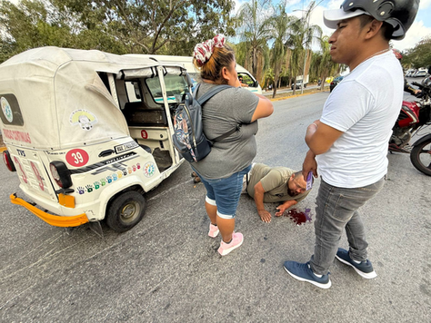 Aparatoso choque entre mototaxi y camioneta deja dos lesionados en Playa del Carmen