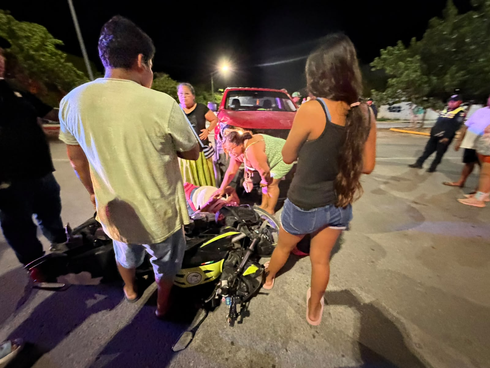 ¡Choque brutal en Villas del Sol! Conductor de camioneta roja ignora alto y deja a pareja lesionada en Playa del Carmen