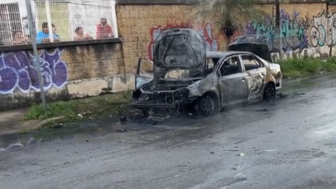 Automóvil se incendia en el fracc.La Joya en Cancún