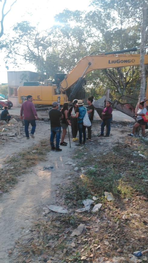 Aseguran retroexcavadora por presuntos daños a viviendas en la invasión Yaxchén