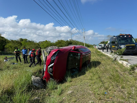 Conductor se duerme y provoca volcadura en la carretera Cancún–Playa del Carmen
