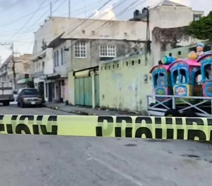 Mujer pierde la vida tras caer de un segundo piso en Cancún; investigan las causas.