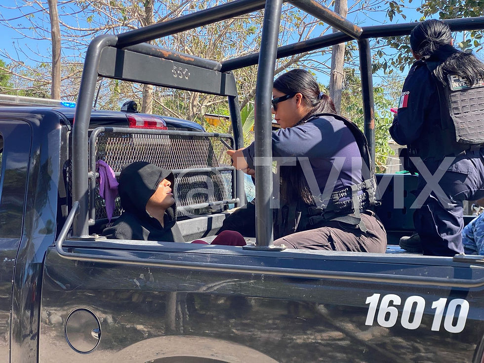 Elementos de la Policía Municipal y Estatal hacen efectiva la detención de cinco sujetos presuntamente vinculados con actividades delictivas en la Colonia La Roca de Cancún.