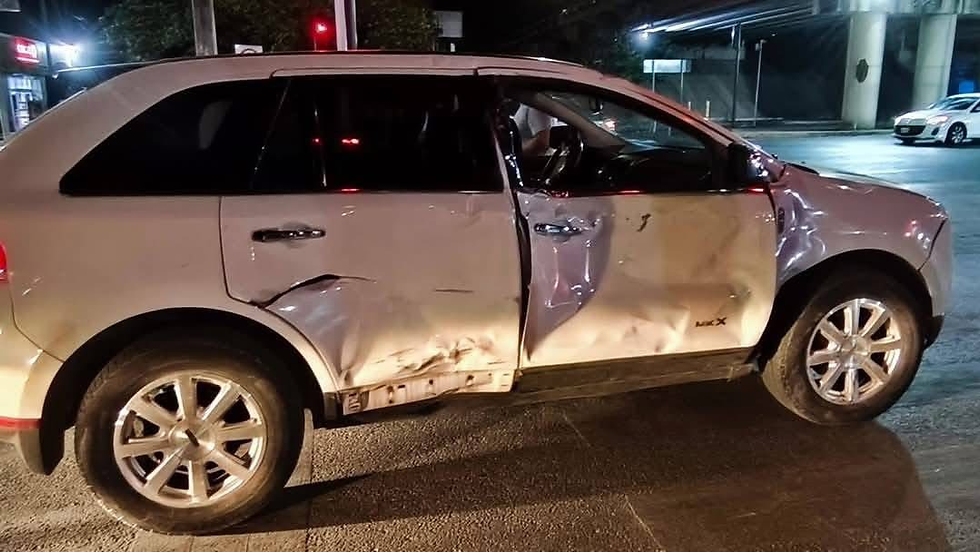 Asi quedó la camioneta Lincoln MKX conducida por Víctor R. B., de 20 años. Tras el impacto, Ángel perdió la vida y Fabiola fue hospitalizada en estado grave, lamentablemente perdiendo al bebé que esperaba.