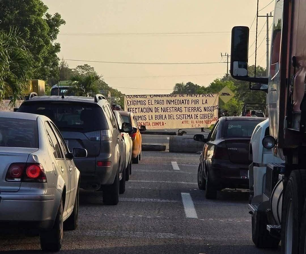 De forma intermitente, cada dos horas habilitan el paso por momentos breves, cobrando una cuota de recuperación de 100 pesos a los automovilistas.