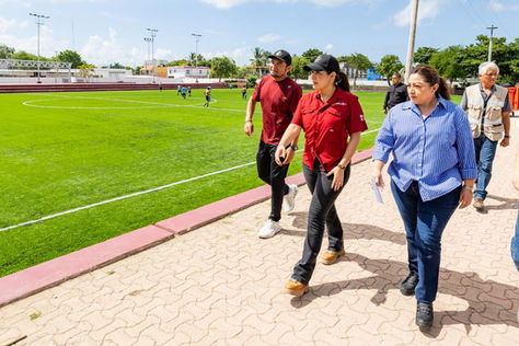 Gobierno de Estefanía Mercado hace historia: todos los campos de fútbol en Playa del Carmen ya cuentan con pasto sintético