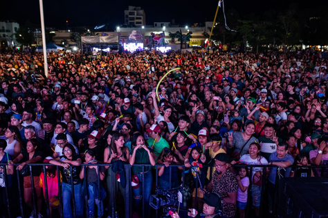 Bomba Estéreo pone a bailar a miles de personas en el “Carnaval del Pueblo” Playa del Carnen 2025