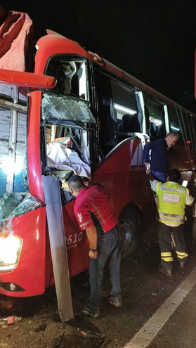 Tragedia en autopista: choque entre autobús y tráiler deja dos muertos            y 20 heridos en Acayucan