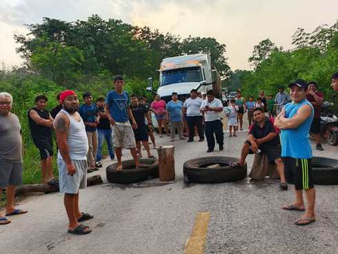 Bloquean carretera Tihosuco–Felipe Carrillo Puerto–Valladolid