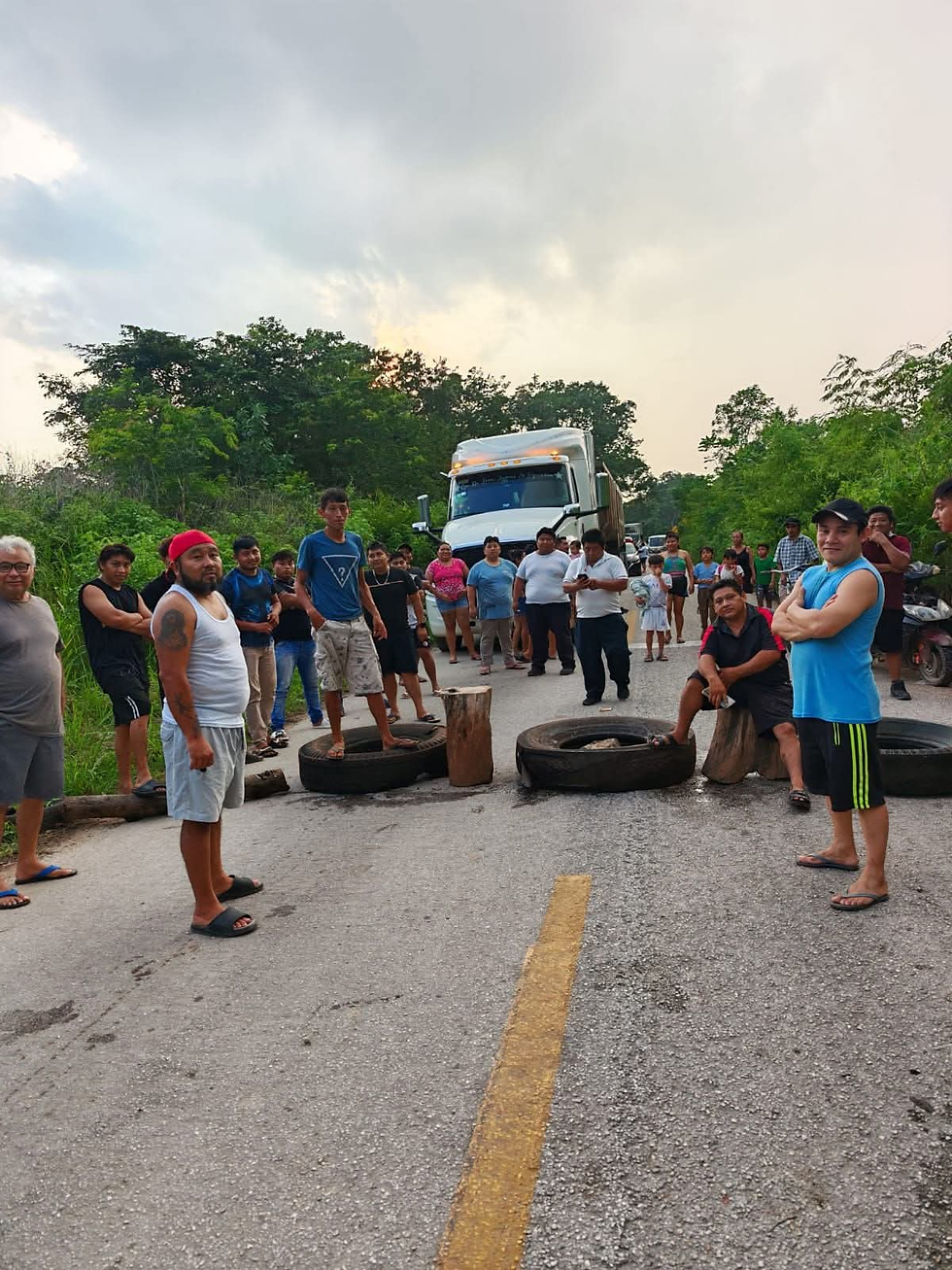 Bloquean carretera Tihosuco–Felipe Carrillo Puerto–Valladolid