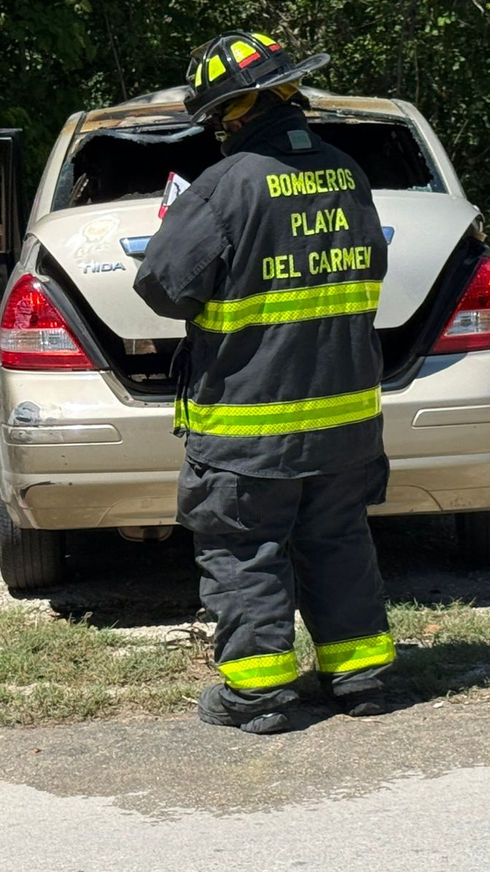 Bomberos atienden emergencia por incendio vehicular en fraccionamiento