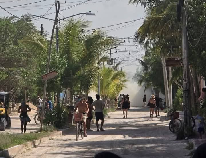 Alarma general y angustia generó el fuego que rápidamente se fue apoderando de viviendas y locales comerciales en la Isla de Holbox.