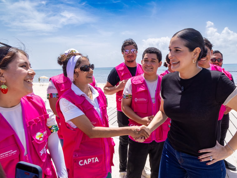 Gobierno de Playa del Carmen y Grupo Xcaret fortalecen atención al turista con entrega de chalecos a jóvenes de CAPTA