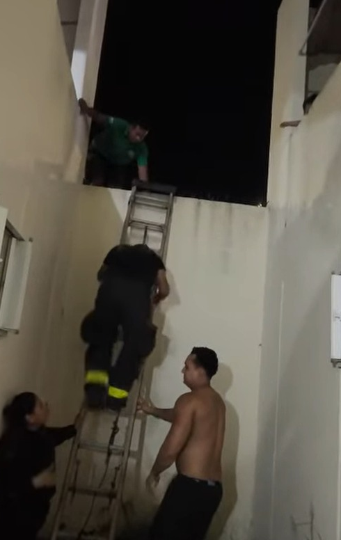 ¡En peligro! Policía y Bomberos rescatan a pequeño de un balcón en Villas del Sol