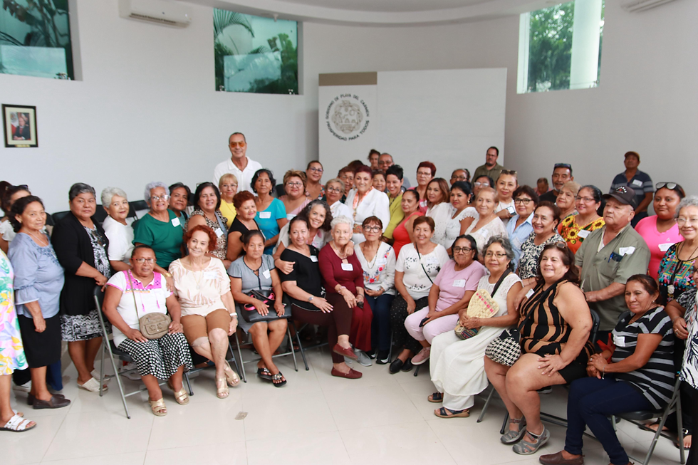 Concluida la exitosa jornada, llegó el momento para plasmar en una hermosa fotografía, la presencia de los entusiasta adultos mayores asistentes al Foro "Voces con Experiencia".