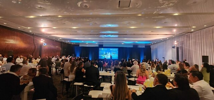 En los magníficos espacios del Hotel Secrets The Vine y ante una selecta concurrencia invitada a la toma de posesión de la nueva Junta directiva de la Asociación de Hoteles de Cancún, Puerto Morelos e Isla Mujeres (AHCPMIM),