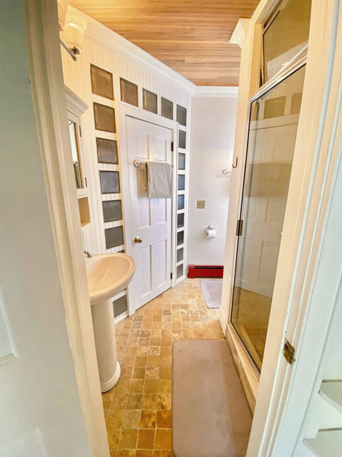 bath in farmhouse suite at barn & bike in redhook, ny