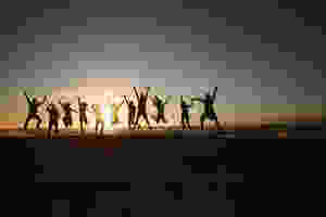 Menschen Springen Sonnenuntergang