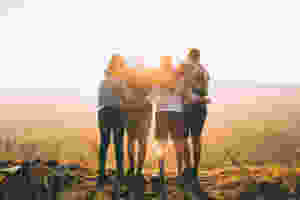 Menschen Umarmung Hügellandschaft