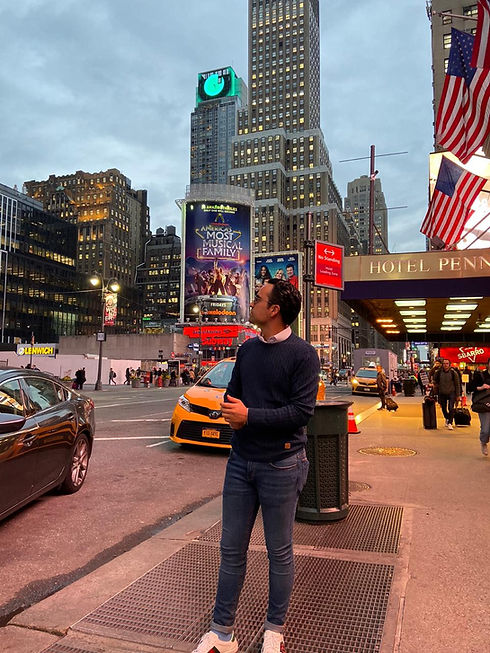 Modelo con chompa cableada y pantalón jean en Nueva York