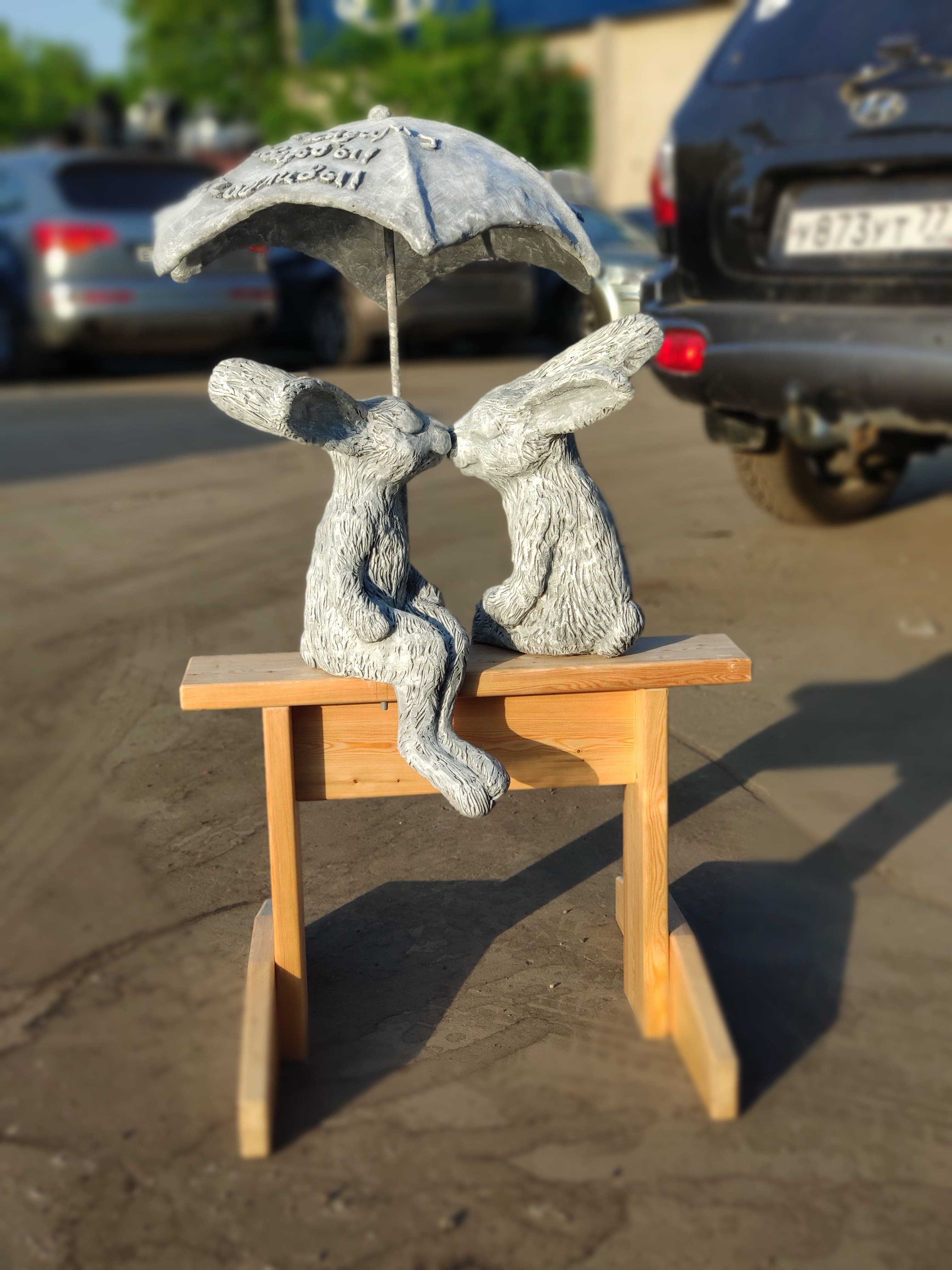 Скульптура "Влюблённые зайцы"