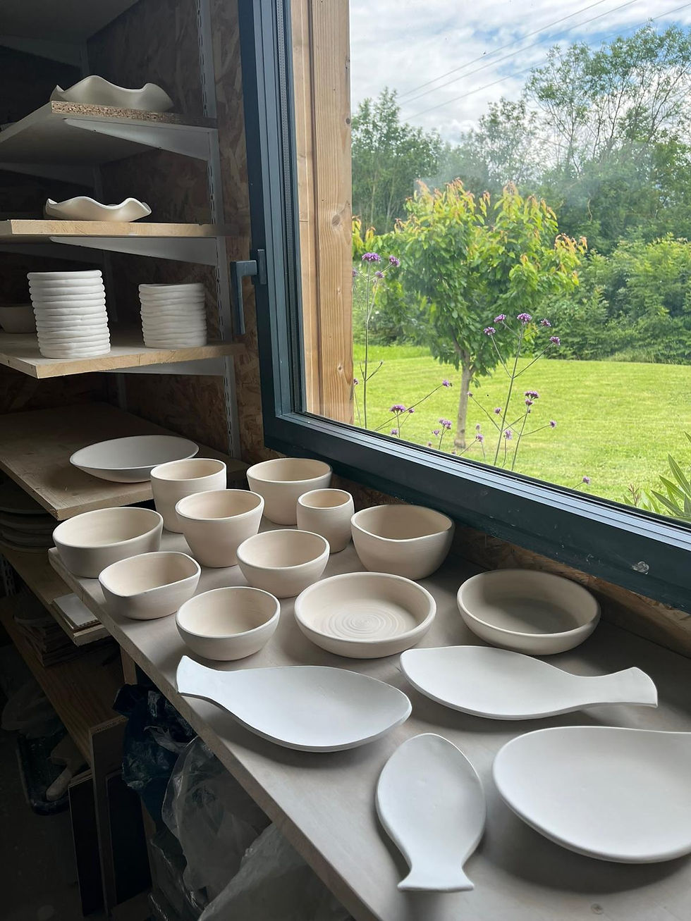 Atelier de poterie à Saint-Lattier en Isère, près de Romans-sur-Isère, créations artisanales exposées  et atelier découverte
